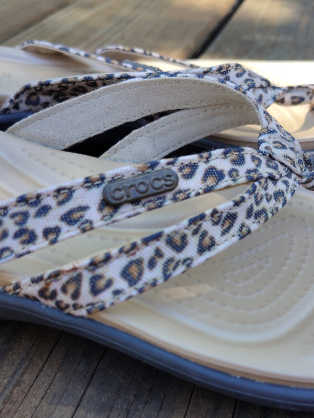 Crocs Leopard Print Capri V Flip Flop Sandals Size 7 Womens - Picture 4 of 11